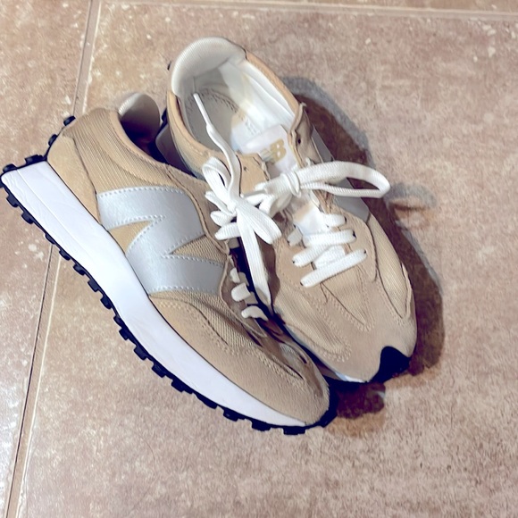 New Balance - Picture 1 of 3